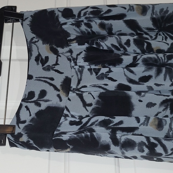 Limited Skirt - Picture 2 of 8